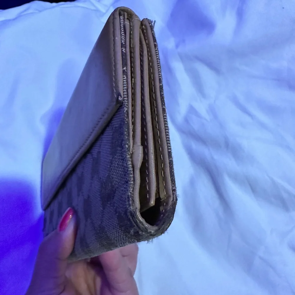 Authentic Gucci Bifold Wallet. - Picture 5 of 11